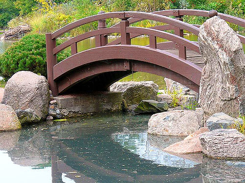 мостик для пруда на дачном участке